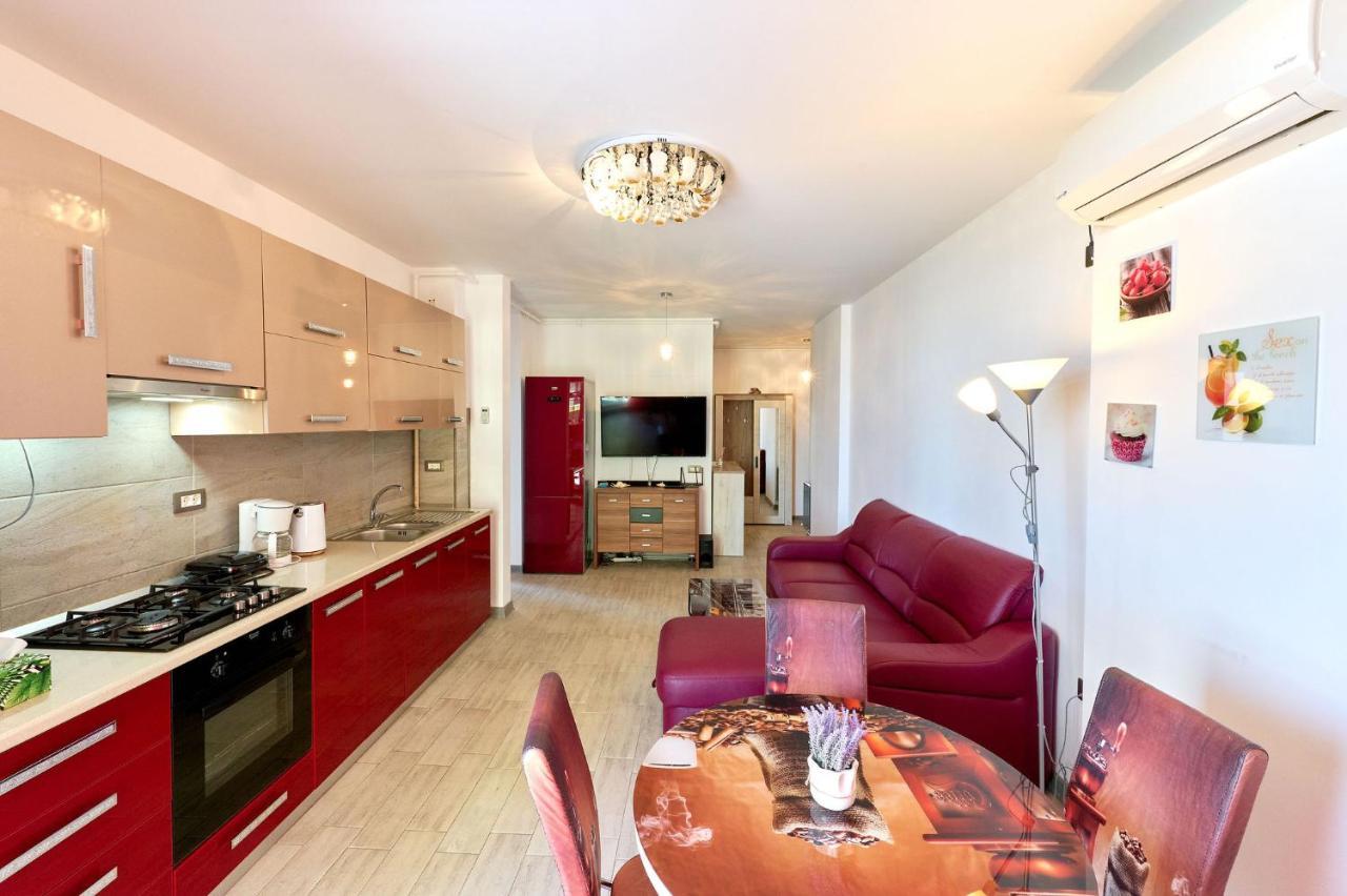 Glamour Red Apartment 22 In Spa Pool Resort Mamaia Buitenkant foto